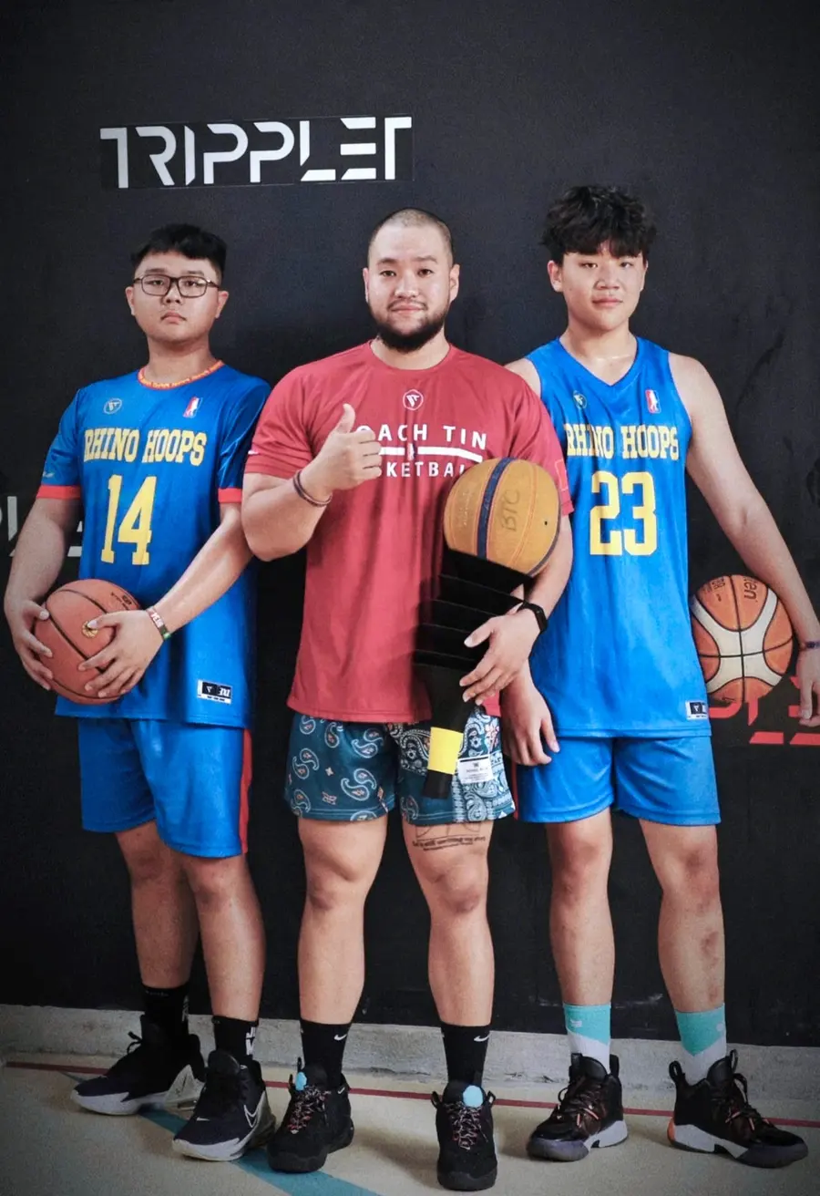Hai vận động viên mặc áo đấu Rhino Hoops số 14 và 23 cùng Coach Tin tại phòng tập.